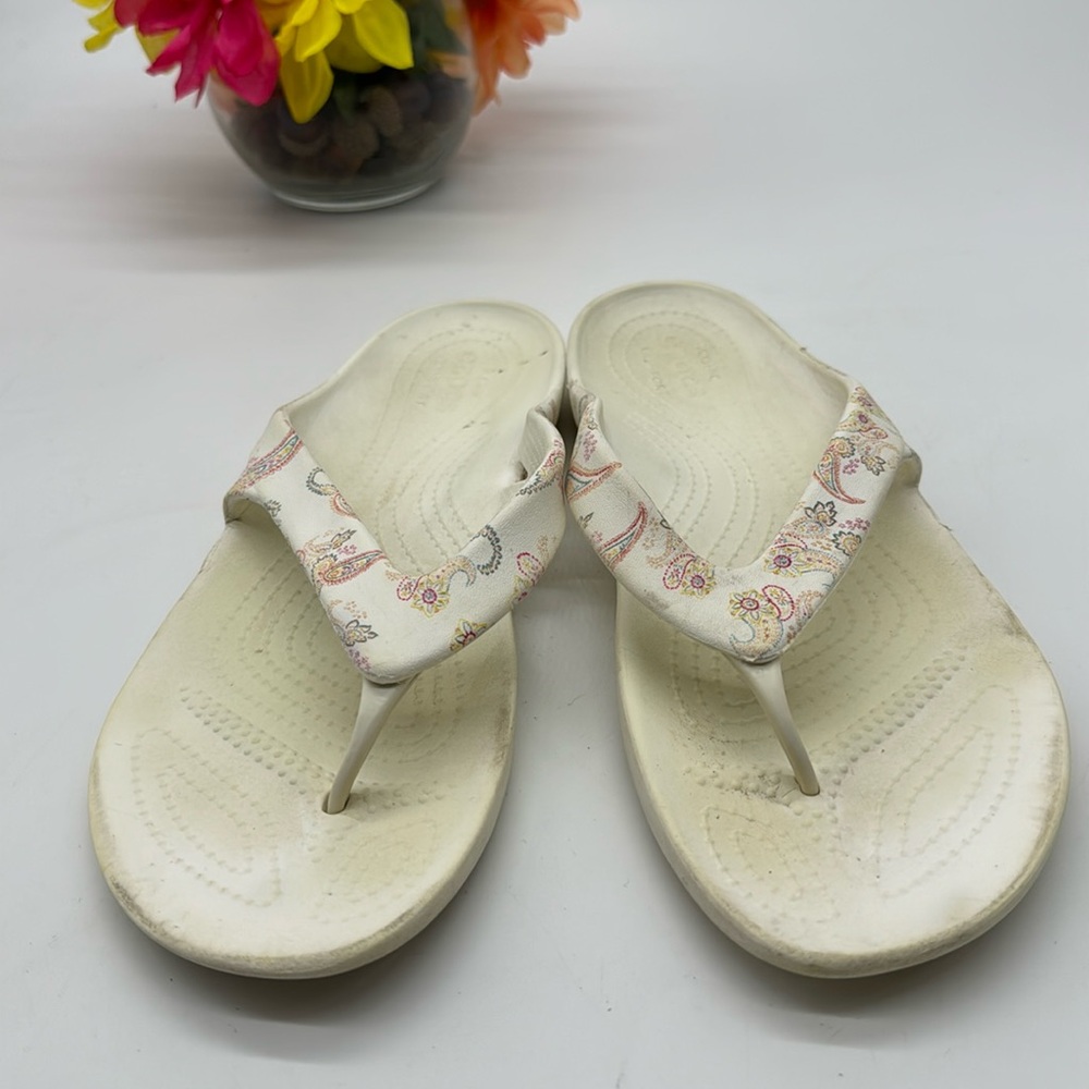 CROCS White Paisley Flip Flops Size 10 CR6574B
